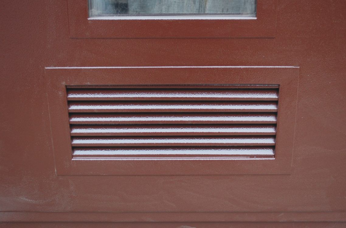 Установка вентиляционной решетки в дверь - фото
